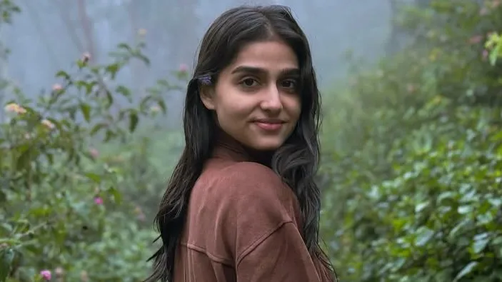 ഒരു വസ്ത്രം ധരിച്ചതെന്തിന് ഇത്ര വലിയ വിവാദം? സ്റ്റാര്‍ഡം ആസ്വദിക്കുന്നുവെന്ന് തുറന്നുപറഞ്ഞ് അനശ്വര രാജന്‍