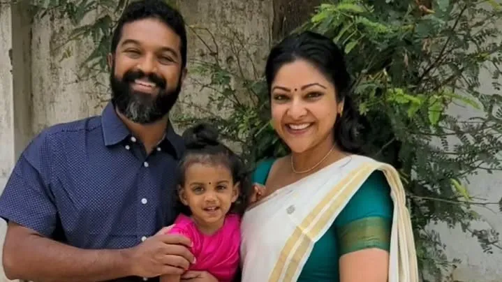 പതിനാലാം വയസ്സിൽ തുടങ്ങിയ പ്രണയം, 42-ലും അതേ താളം; 16 വർഷത്തെ വിവാഹ ജീവിതവും മകളുടെ വരവും അഭിരാമിയുടെ കഥ