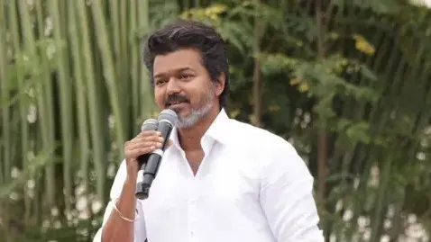 ‘കാണാന്‍ കൊള്ളില്ല’ എന്ന പരിഹാസം മുതല്‍ തമിഴിന്റെ രാജാവായി; 33 വര്‍ഷത്തിന് ശേഷം വിജയ് സിനിമ വിടുന്നു!